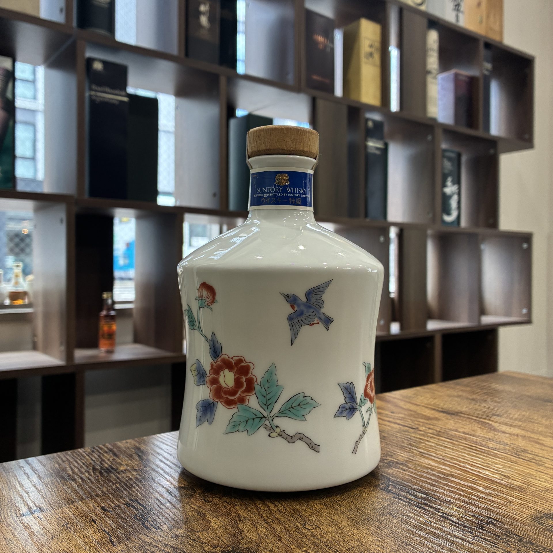 サントリーウイスキー エクセレンス 有田焼 色絵花鳥文 陶器ボトル 720ml